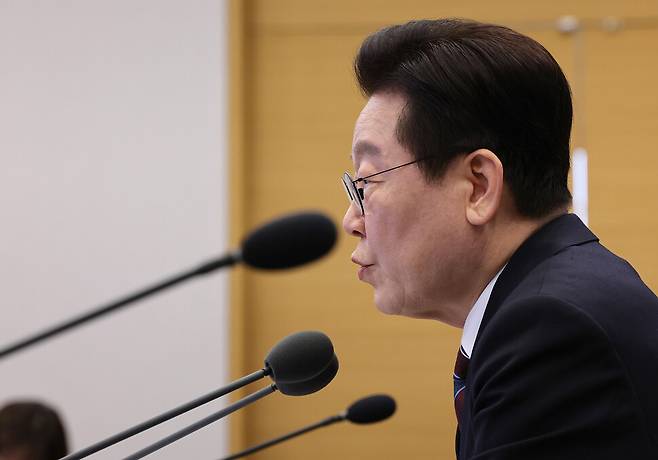 이재명 대통령이 지난달 26일 청와대 여민관에서 열린 대통령 주재 수석보좌관회의에서 머리발언을 하고 있다. 김태형 기자 xogud555@hani.co.kr