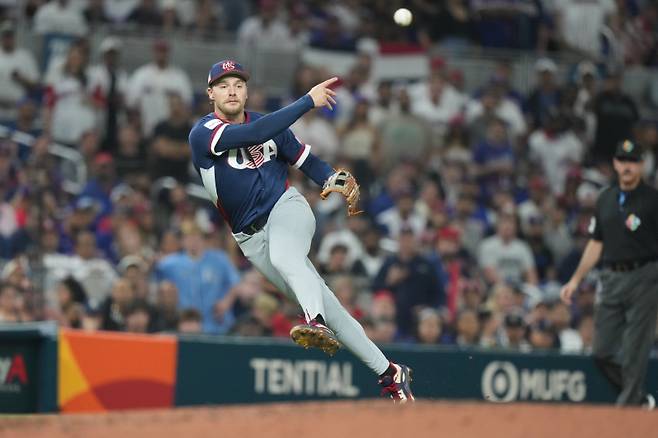 <yonhap photo-6360="">탄성을 자아내는 호수비가 쏟아졌다. 2026 월드베이스볼클래식(WBC) 최고 빅매치는 그야말로 야구팬 눈을 즐겁게 만들었다. (AP Photo/Lynne Sladky)/2026-03-16 10:31:33/<저작권자 ⓒ 1980~2026 ㈜연합뉴스. 무단 전재 재배포 금지, AI 학습 및 활용 금지></yonhap>
