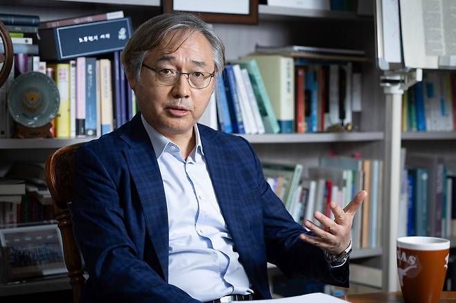 박찬운 한양대 법학전문대학원 교수는 11일 중앙일보 인터뷰에서 "보완수사요구의 실효성 확보를 위해선 입증이 힘든 시정조치·징계요구권 행사보다는 검사가 사건을 쥔 채로 보완수사를 요구하고 결과에 대한 책임도 검사가 지도록 해야 한다"고 말했다. 전민규 기자