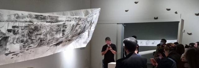 ▲ 고성에서 태어나고 자란 엄경환 씨가 최근 고성문화재단 전시마루에서 미귀환 납북어부를 기리며 제작한 기억의 바다를 애잔하게 설명하고 있다.