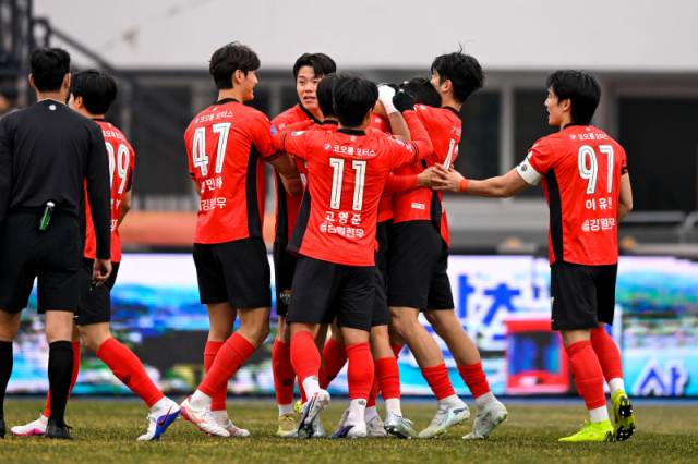 ▲ 강원FC 박상혁이 15일 강릉하이원아레나에서 열린 FC안양과 하나은행 K리그1 2026 3라운드 맞대결에서 선제골을 터트린 뒤 감격의 눈물을 터트리자 동료들이 위로하고 있다. 강원FC 제공