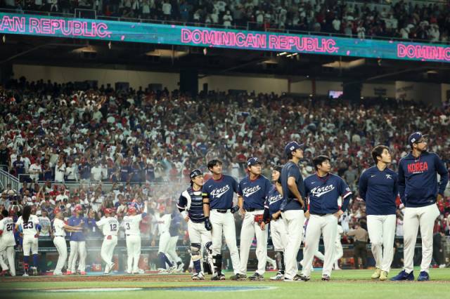 ▲ 한국 야구 국가대표팀 선수단이 14일(한국 시간) 미국 플로리다 마이애미 론디포 파크에서 열린 2026 월드 베이스볼 클래식 준준결승에서 도미니카공화국에 7회 콜드게임패를 당한 뒤 아쉬워하고 있다. 연합뉴스