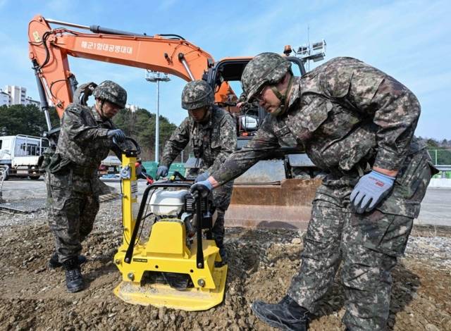 ▲ 해군 1함대 공병대대 장병들이 항만피해복구 훈련에서 복구 작업 중 ‘다짐기’ 장비를 이용해 땅을 다지고 있다.