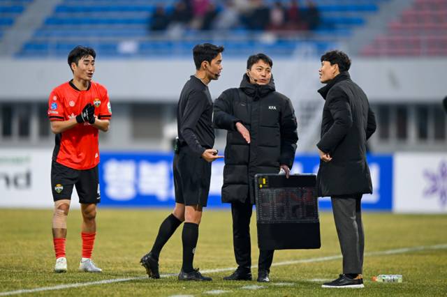 ▲ 강원FC 정경호 감독이 15일 강릉하이원아레나에서 열린 FC안양과 하나은행 K리그1 2026 3라운드 맞대결에서 김종혁 주심, 이동준 대기심과 대화를 나누고 있다. 강원FC 제공
