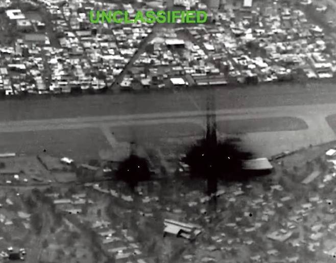 < 美, 하르그섬 타격 > 미군의 공격으로 검은 연기가 피어오르는 이란 하르그섬 군사시설 모습을 미국 중부사령부가 14일(현지시간) SNS를 통해 공개했다. 하르그섬은 이란 수출 원유의 90%가 거쳐 가는 경제 요충지다. 미국 중부사령부 SNS 캡처