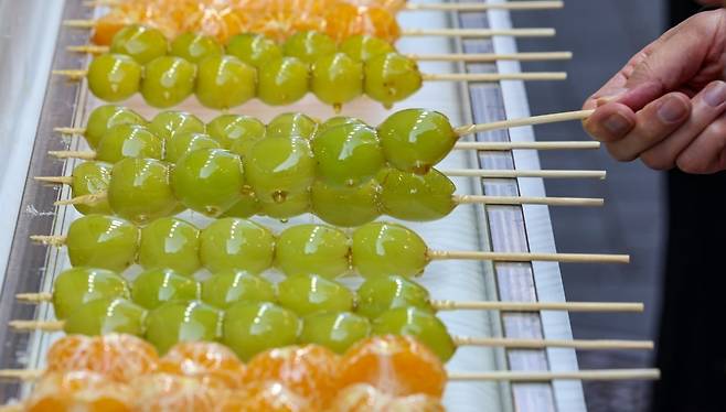 서울 시내의 한 탕후루 매장에 진열된 탕후루 / 사진=뉴스1