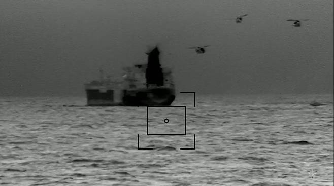 러시아산 석유를 실어 나르는 일명 ‘그림자 선단’ 관련 유조선인 ‘에테라(Ethera)’호가 지난달 28일(현지시간) 벨기에 해안 인근에서 포착되고 있다. 프랑스군 참모본부 제공·AFP연합뉴스