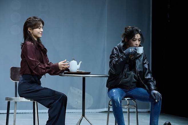 연극 ‘말벌(THE WASP)’의 한 장면. (왼쪽) ‘헤더’역의 이경미와 ‘카알라’역의 정우연. (주)해븐프로덕션