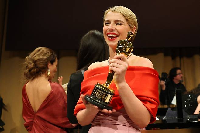 <햄넷>으로 제98회 아카데미 시상식에서 여우주연상을 받은 제시 버클리가 트로피를 들고 포즈를 취하고 있다. AFP 연합뉴스