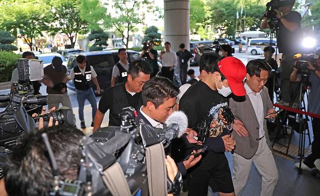 서울 서대문구 한 초등학교 인근에서 아동을 납치하려 한 20대 남성 일당이 지난해 9월5일 서울 마포구 서울서부지법에서 열린 구속 전 피의자 심문(영장실질심사)에 출석하고 있다. 연합뉴스