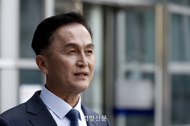 행정안전부 경찰국 설치에 반대하며 전국경찰서장회의를 주도한 류삼영 전 총경이 2024년 4월 서울 서초구 서울행정법원에서 열린 정직처분 취소 1심 선고 공판에서 정직 3개월 유지 판결을 받은 뒤 취재진에 입장을 밝히고 있다. 문재원 기자