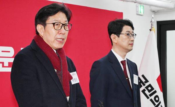 6·3 지방선거 부산시장 국민의힘 후보 경쟁자인 박형준(왼쪽) 부산시장과 주진우 국회의원이 지난 11일 서울 여의도 당사에서 열린 광역단체장 후보 면접장에서 취재진의 질문에 답변하고 있다. 김정록 기자 ilro12@kookje.co.kr