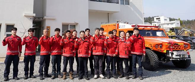 16일 구미국유림관리소 산불대응센터를 방문해 산불재난특수진화대원들을 격려하는 박은식 산림청장(앞줄 오른쪽 다섯번째). 산림청