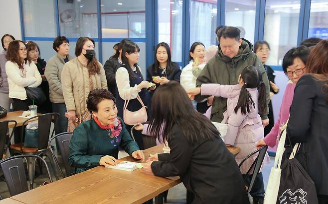 ‘행복한 엄마 흔들리지 않는 아이’ 저자 최성모 박사가 자녀교육세미나를 마치고 저자 사인회를 하고 있다.