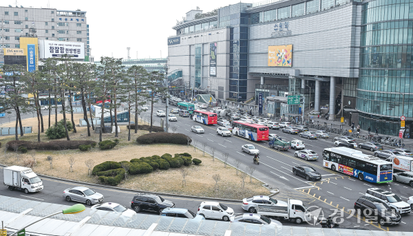 16일 수원특례시 팔달구 수원역 앞 도로에서 택시와 일반 차량, 버스가 뒤엉키며 혼잡이 빚어지고 있다. 시와 경찰은 교통 안내 초소 재가동과 택시 승강장 운영 개선 등 단기 대책을 추진하는 한편 수원역 동측 환승센터 증축 등 중·장기적인 개선 방안 마련에 나설 계획이다. 윤원규기자