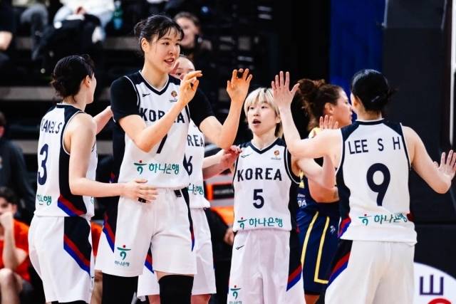 박수호 감독이 이끈 대한민국 여자농구 대표팀은 15일(한국시간) 프랑스 리옹 빌뢰르반의 아스트로발레에서 열린 필리핀과의 2026 FIBA 독일 여자농구 월드컵 최종예선 4차전에서 105-74, 31점차 대승을 거뒀다. 사진=FIBA 제공