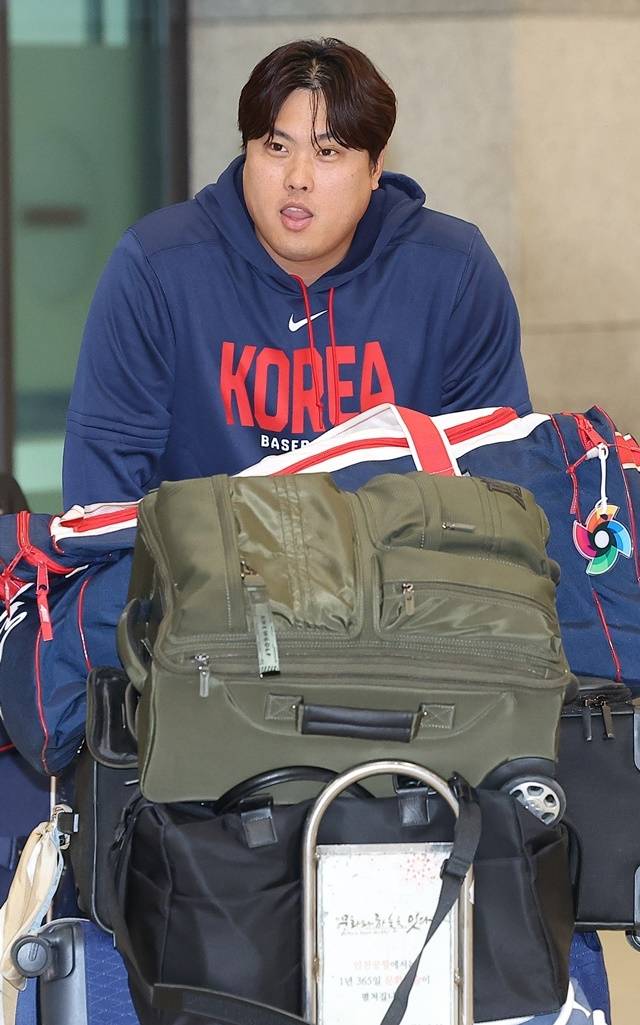 WBC 8강 경기를 마친 한국 야구대표팀 류현진이 16일 인천국제공항 제1터미널을 통해 귀국하고 있다. 사진=연합뉴스