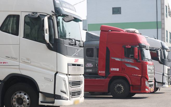 중동 지정학적 위기와 중국의 수출 통제 가능성 등 대외 불확실성이 커지면서 국내 물류·유통업계가 요소수 수급 변동성 점검에 나섰다. 주요 택배 및 이커머스 기업들은 수입선 다변화, 전기차 전환 등 자체 방어망을 가동하며 라스트마일(최종 배송) 차질 및 운임 인상 압박에 선제적으로 대비하고 있다. 사진은 경기 평택시 포승읍 평택항 인근에 화물차들이 주차돼 있는 모습. /사진=뉴스1