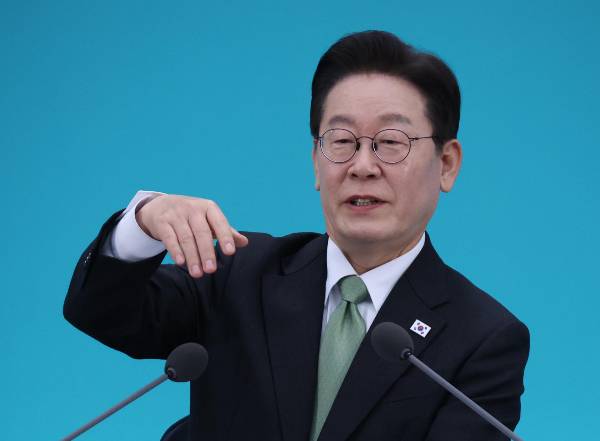 이재명 대통령의 국정 수행에 대한 지지율이 60%대를 회복했다. 사진은 이재명 대통령이 지난 13일 충북 청주오스코에서 열린 '충북의 마음을 듣다' 타운홀미팅에서 발언하는 모습. /사진=뉴시스(청와대통신사진기자단)