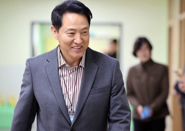 오세훈 서울시장이 13일 서울 용산구 금양초등학교를 방문해 초등안심벨 안전교육 모습을 지켜보기 위해 교실로 향하고 있다. 연합뉴스