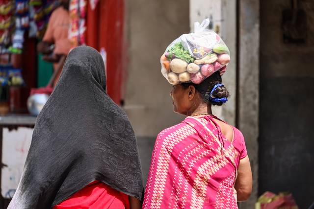 13일 인도 바라나시에서 한 여성이 길을 걷고 있다. 타스 연합뉴스