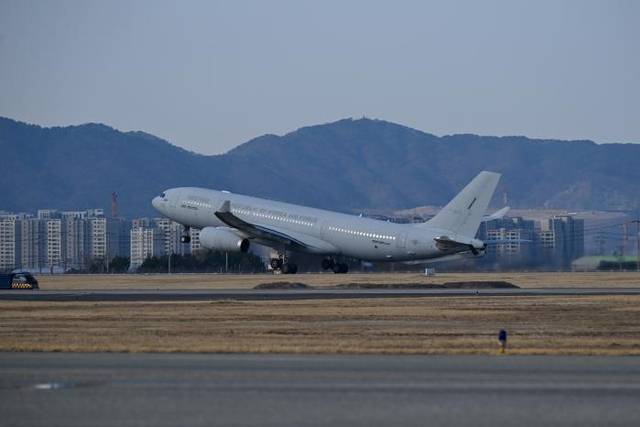 중동 재외국민 귀국 지원을 위한 ‘사막의 빛’ 작전의 임무 수행에 나선 공군 KC-330 시그너스 다목적 공중급유수송기가 지난 14일 김해기지에서 이륙하고 있다. 공군 제공
