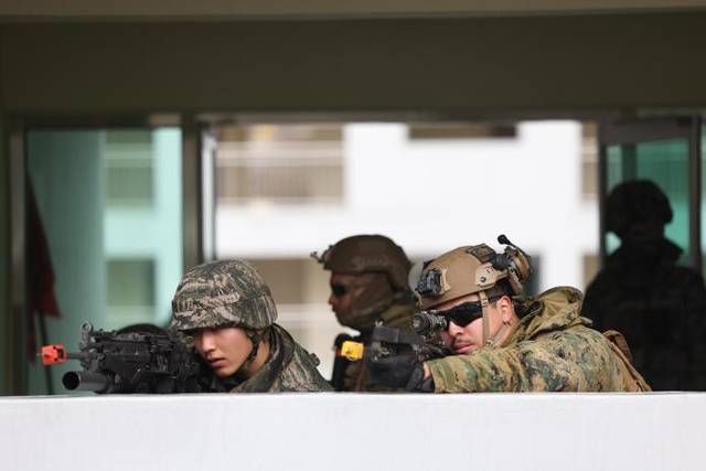 지난 11일부터 오는 20일까지 미 해병대 3사단 연안전투팀(LCT) 중대급 부대와 KMEP의 하나로 연합 보병훈련을 하고 있다. 도시지역전투 훈련에 참가한 양국 장병들이 총기를 겨누며 건물 내부로 진입하는 모습. 국방일보 제공