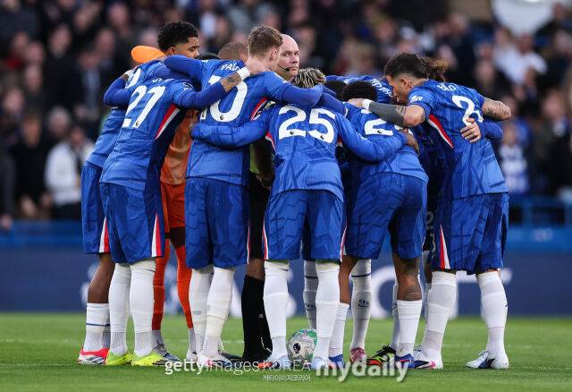 첼시 선수단이 폴 티어니 주심을 둘러싼 채 루틴을 진행하고 있다./게티이미지코리아