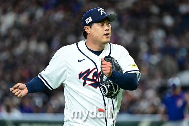 8일 일본 도쿄돔에서 열린 2026 월드 베이스볼 클래식(WBC) 조별리그 한국-대만 경기. 류현진이 선발 투수로 나와 1회 수비를 마치고 더그아웃으로 향하고 있다./마이데일리