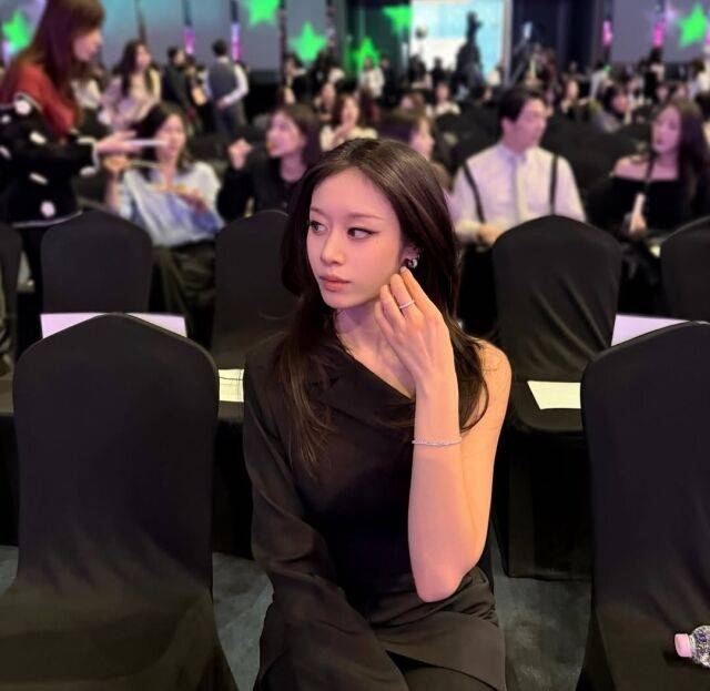 지연이 오랜만의 근황을 공개하며 여전한 미모를 과시했다. / 지연 SNS