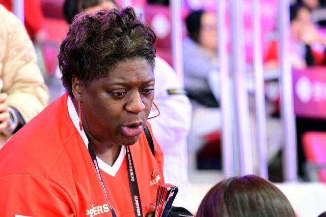 페퍼저축은행 조이의 모친 캐런이 눈물을 흘리며 지인과 이이야기를 나누고 있다. / 한국배구연맹(KOVO)