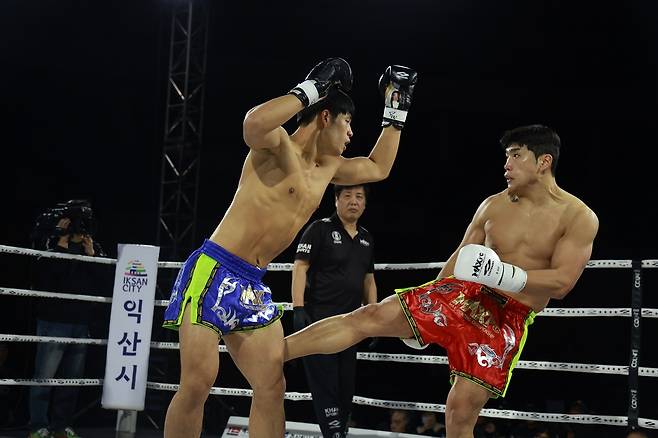 14일 맥스FC 31 대회에서 슈퍼미들급 챔퍼 정성직(오른쪽)이 도전자 장동민에게 로킥을 적중하고 있다.