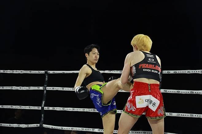 14일 여성 페더급 챔프 유지호가 밴텀급 챔프 최은지에게 앞밀어차기 공격을 하고 있다. 통합타이틀전으로 치러진 이 경기에서 유지호가 승리했다.