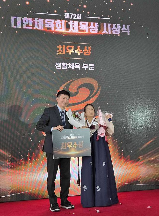 유승민(왼쪽) 대한체육회 회장이 제72회 대한체육회 체육상 시상식에서 생활체육 부문 최우수상을 받은 차두연(부산광역시롤러스포츠연맹) 선수에 상을 수여하고 있다. <사진=대한롤러스포츠연맹>