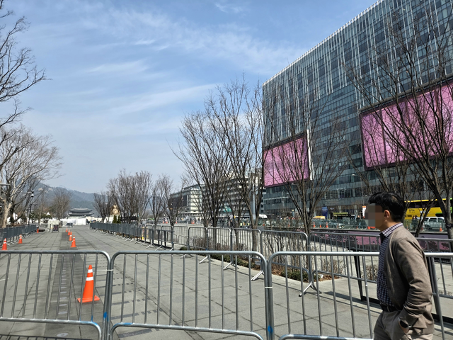 16일 오후 서울 종로구 광화문광장 일대. BTS 컴백 공연을 앞두고 울타리가 쳐졌다.