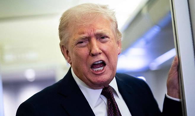 2026년 3월 15일(현지시간) 도널드 트럼프 미국 대통령이 대통령 전용기(에어포스원) 기내에서 취재진과 대화하고 있다. AFP연합뉴스