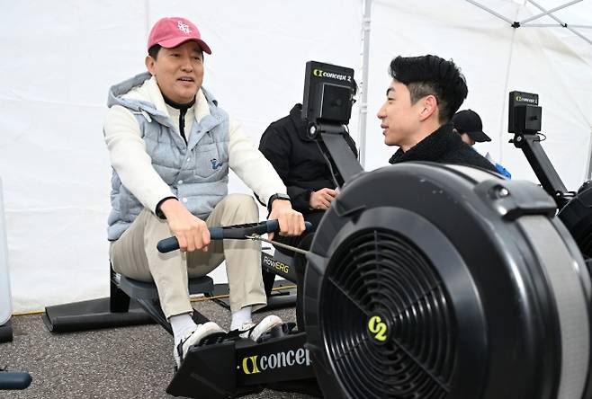 오 시장(왼쪽)이 행사장에 마련된 ‘서울체력장’ 부스에서 로잉머신에 올라 체력 측정을 하고 있다. 서울시 제공