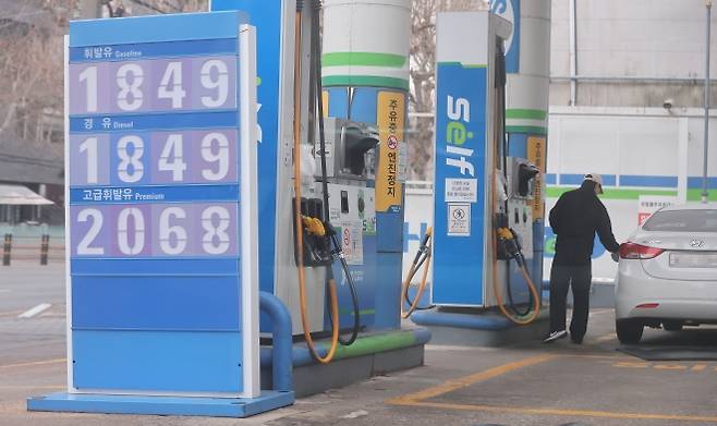 석유 최고가격제 시행 후 첫 주말인 15일 서울 시내 한 주유소를 찾은 시민이 주유를 하고 있다. 연합뉴스