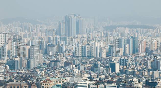서울 남산에서 바라본 도심 아파트 단지. 뉴스1