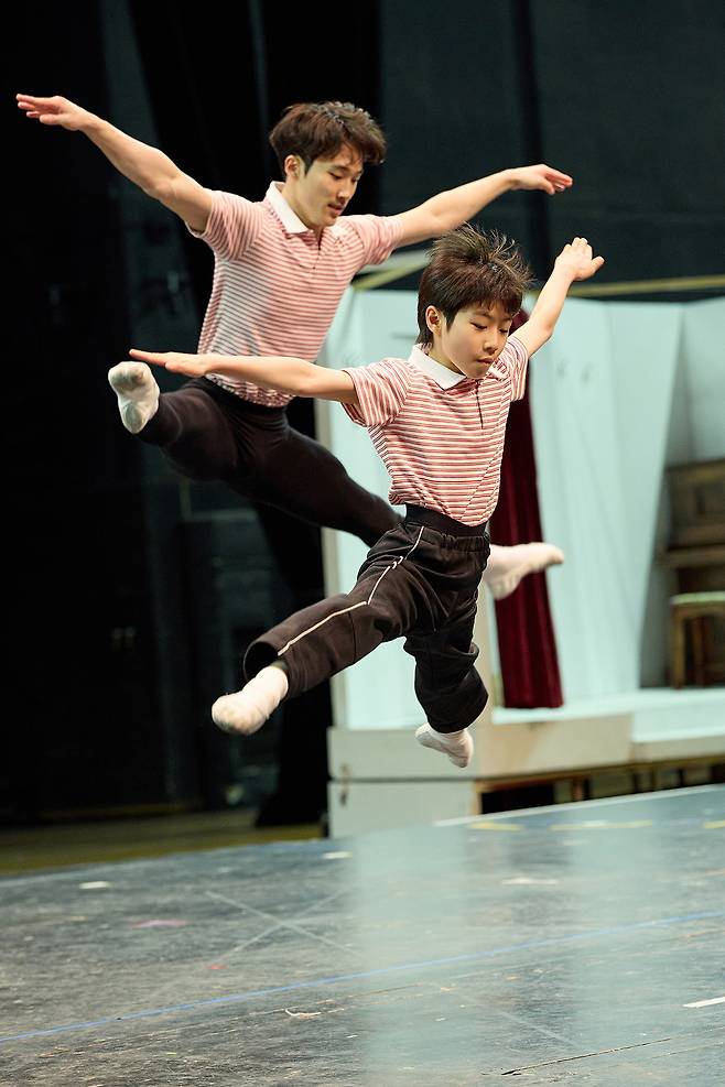 9일 고양 아람누리 대극장에서 열린 뮤지컬 ‘빌리 엘리어트’ 시연 및 간담회에서 유니버셜발레단 수석 무용수 임선우와 어린 빌리 역의 김우진이 호흡을 맞추고 있다. /사진제공=신시컴퍼니