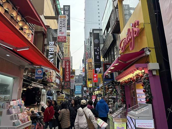 16일 오후 1시 서울 중구 명동. 거리가 외국인 관광객들로 북적이고 있다. 남소정 견습기자