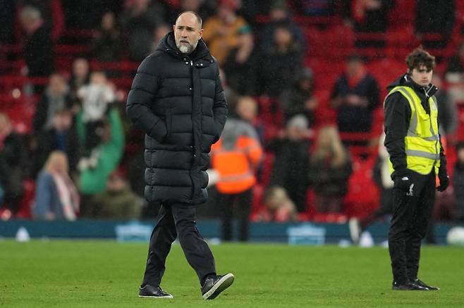 이고르 투도르 토트넘 감독이 16일(한국시간) 리버풀과 원정경기를 마친 뒤 그라운드를 걷고 있다. 리버풀|AP뉴시스