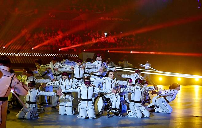 15일(현지시간) 이탈리아 코르티나담페초 컬링 올림픽 스타디움에서 열린 2026 밀라노 코르티나 패럴림픽 폐막식에서 폐막공연을 하고 있다. 2026.03.16. 코르티나 | 사진공동취재단
