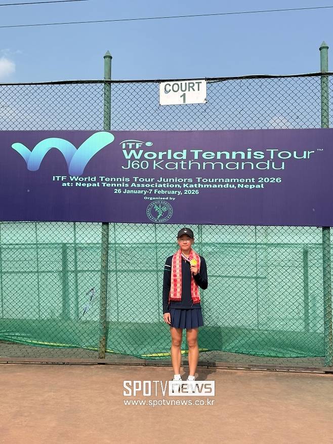 2월 막을 내린 ITF 국제주니어테니스투어 J60 네팔 카트만두 1·2차 대회에서도 단식과 복식을 모두 우승을 차지한 김서현.