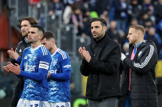 ▲ 코모가 세스크 파브레가스 감독을 앞세워 4위까지 올라서는 돌풍을 일으키고 있다. ⓒ연합뉴스/EPA/AFP/REUTERS