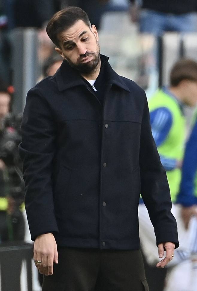 ▲ 코모가 세스크 파브레가스 감독을 앞세워 4위까지 올라서는 돌풍을 일으키고 있다. ⓒ연합뉴스/EPA/AFP/REUTERS