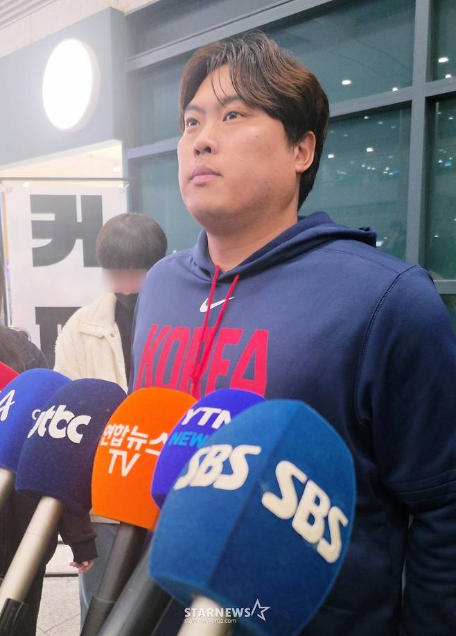 류현진이 16일 귀국 후 취재진과 인터뷰에 임하고 있다. /사진=김우종 기자