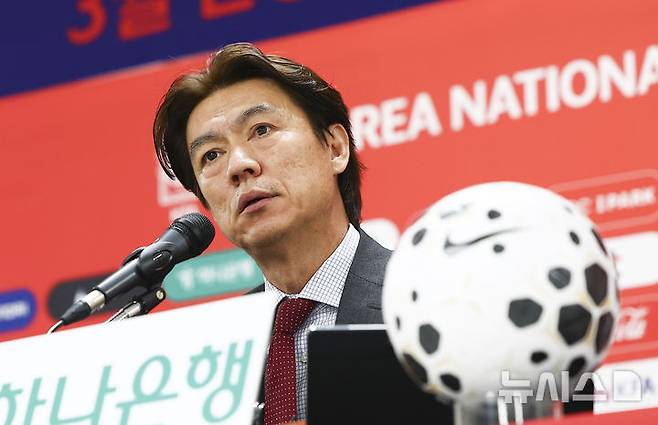 홍명보 감독이 16일 오후 2시 충남 천안 코리아풋볼파크에서 기자회견을 열고 3월 유럽 원정 평가전(코트디부아르·오스트리아)에 나설 국가대표팀 명단 발표 기자회견에서 취재진의 질문을 받고 있다. /사진=뉴시스