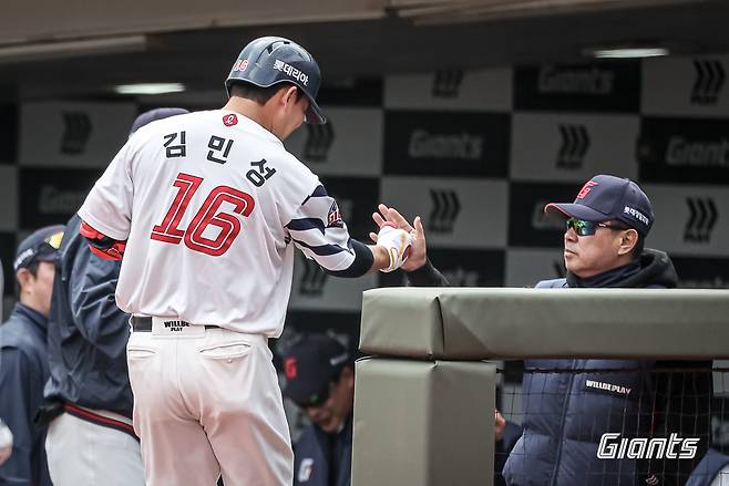롯데 자이언츠가 16일 부산 사직야구장에서 펼쳐진 키움 히어로즈와 2026 신한 SOL KBO 리그 시범경기 홈 경기에서 장단 17안타를 몰아친 끝에 12-1 대승을 거뒀다. 김민성(왼쪽)이 4회 홈런을 친 뒤 김태형 감독과 하이파이브를 하고 있다. /사진=롯데 자이언츠 제공