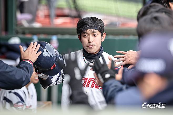 롯데 자이언츠가 16일 부산 사직야구장에서 펼쳐진 키움 히어로즈와 2026 신한 SOL KBO 리그 시범경기 홈 경기에서 장단 17안타를 몰아친 끝에 12-1 대승을 거뒀다. 황성빈이 1회 득점 후 선수들과 하이파이브를 하고 있다. /사진=롯데 자이언츠 제공